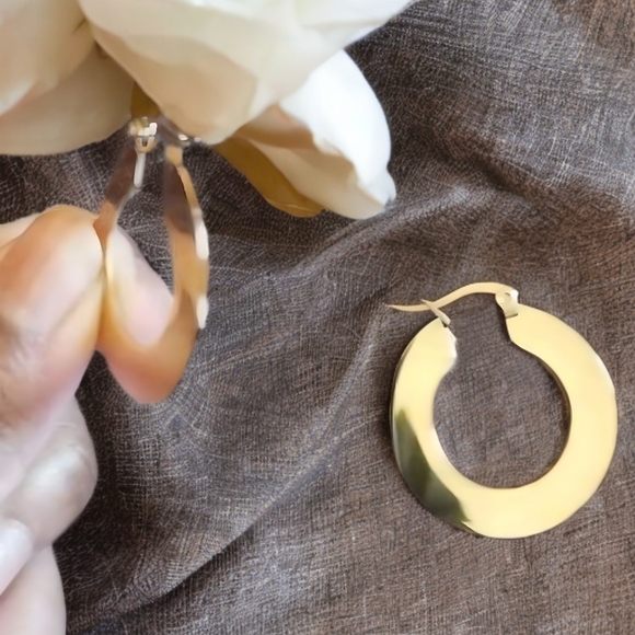 Smooth gp minimalist huggies; thin & light weight; not big or tiny; 1.18"; nwot - Picture 2 of 7